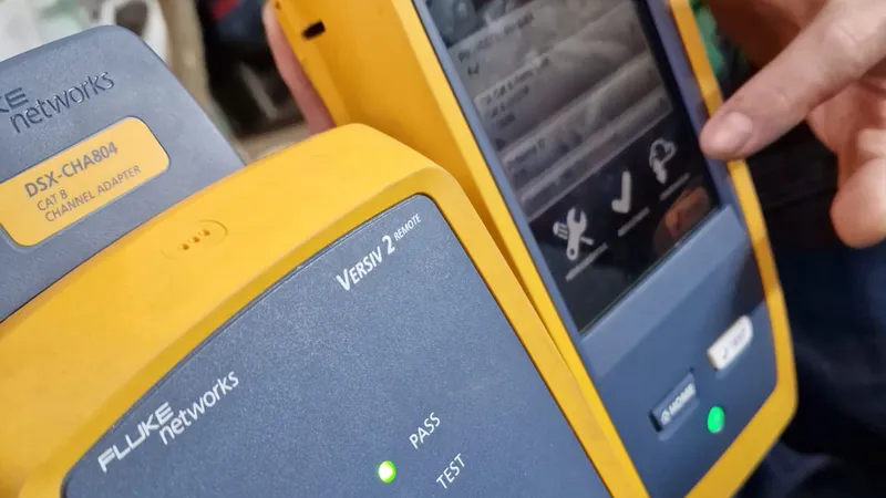 Certificador Fluke DSX-8000 con su unidad remota indicando PASS