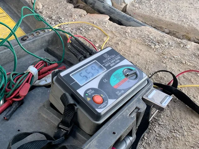 Telurómetro Kyoritsu 4105A conectado al tablero de tierra marcando 5.59 ohmios