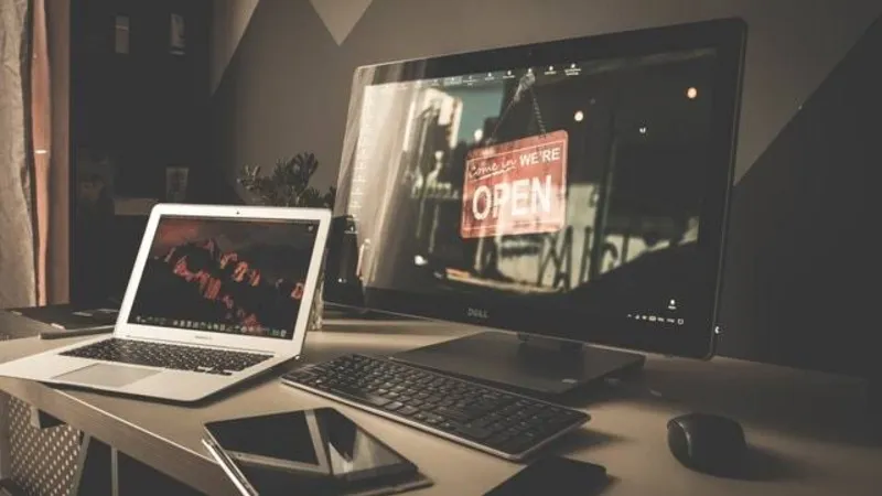 Laptop y computadora de escritorio en un puesto de trabajo