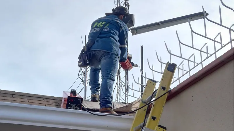 Técnico de H&S instalando un sistema de seguridad en un techo