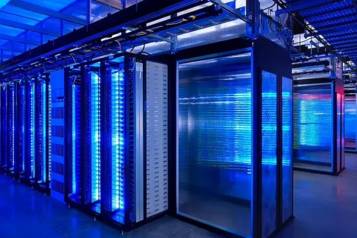 Pasillo de gabinetes y equipos en un centro de datos