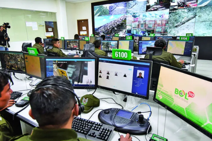 Sala de monitoreo de videovigilancia con operadores frente a las pantallas
