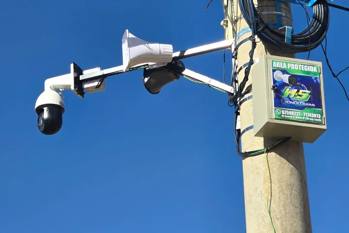 Cámara PTZ y parlante instalados en un poste con caja de protección H&S
