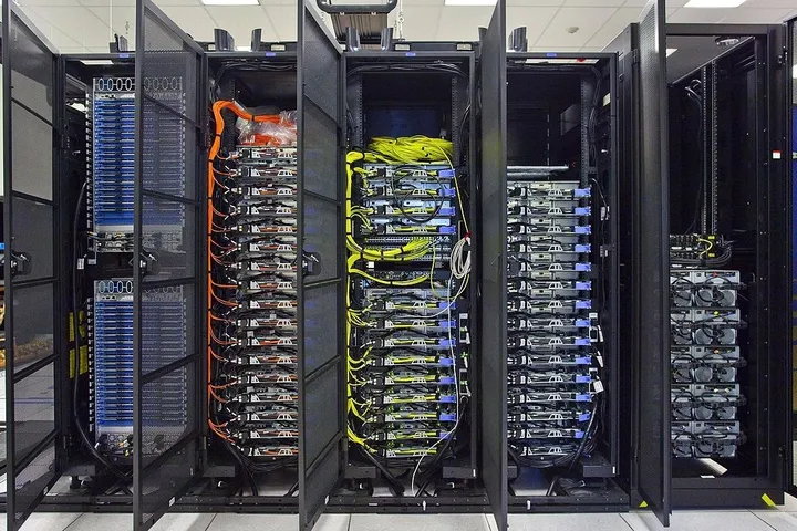 Racks de servidores con cableado ordenado en un centro de datos